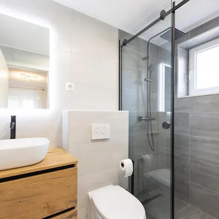 Amazing In With Heated Swimming Pool سيني