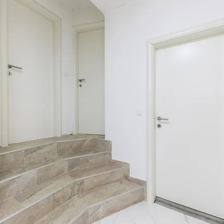 Amazing In With Heated Swimming Pool بيت للعطل سيني
